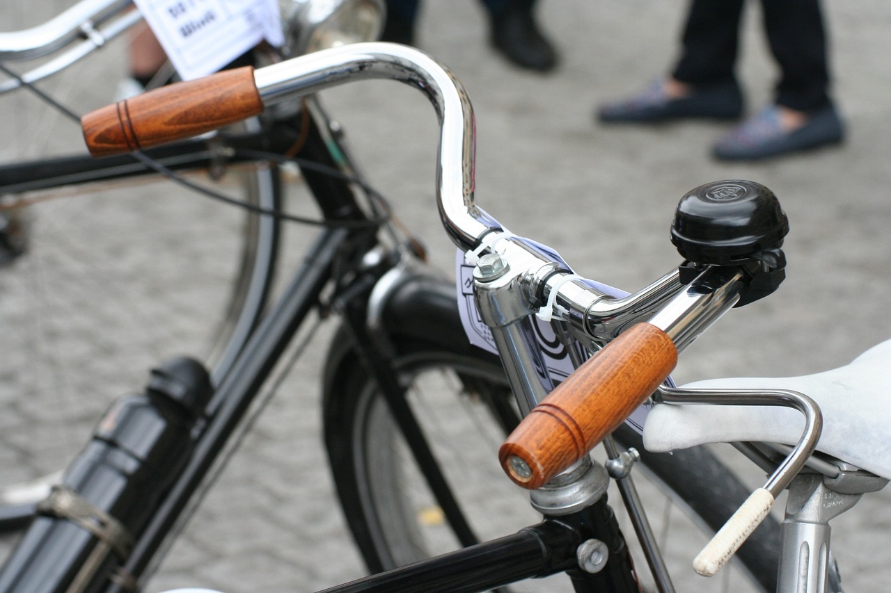 Guidon de vélo avec poignées en bois et sonnette