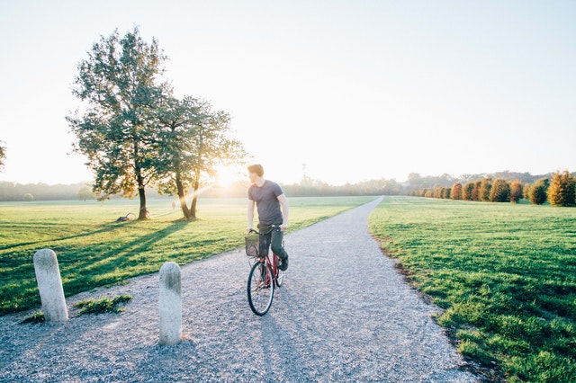 Homme dans un parc sur son vélo