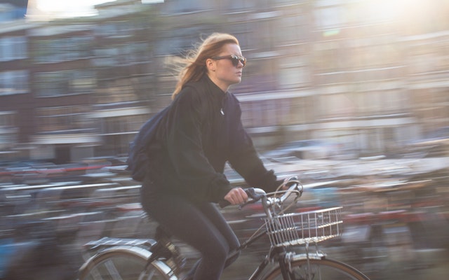 Femme sur un vélo